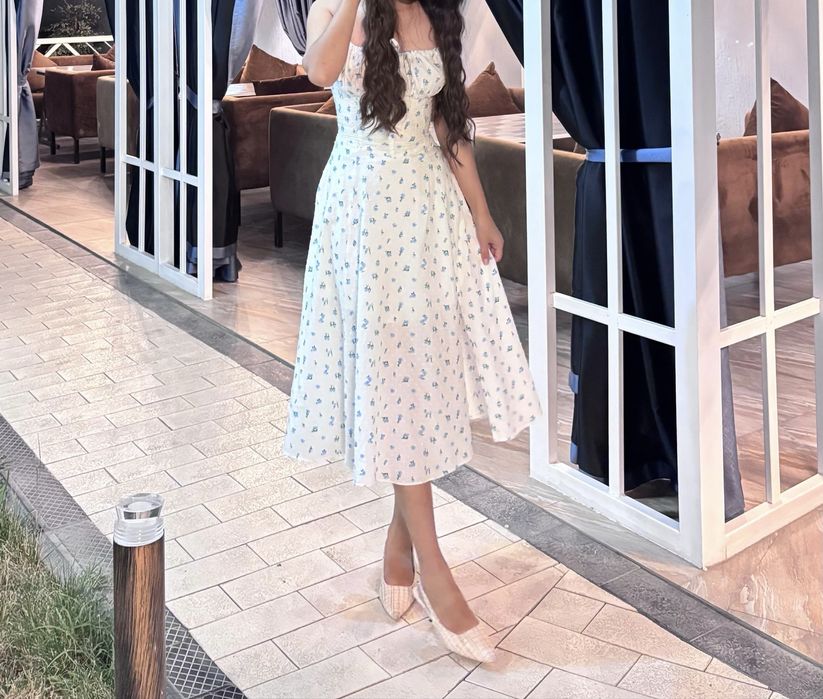 Белое платье с цветочками