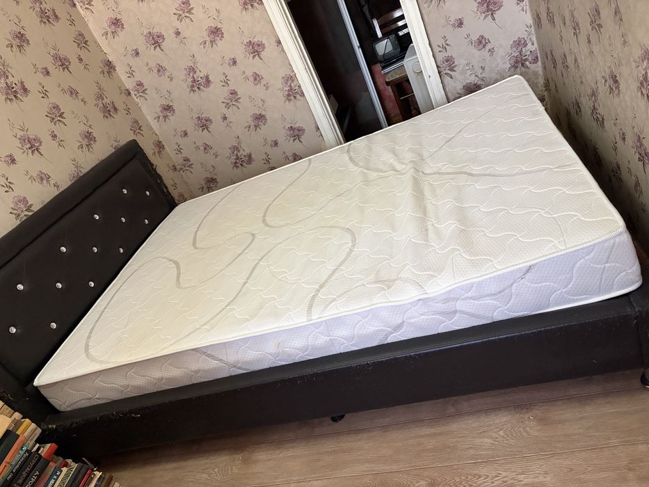 Кровать с матрасом