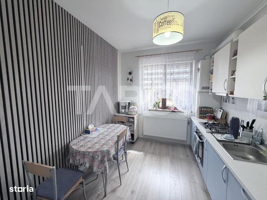 Apartament decomandat 4 camere 110 mp utili parcare privata Sura Mare
