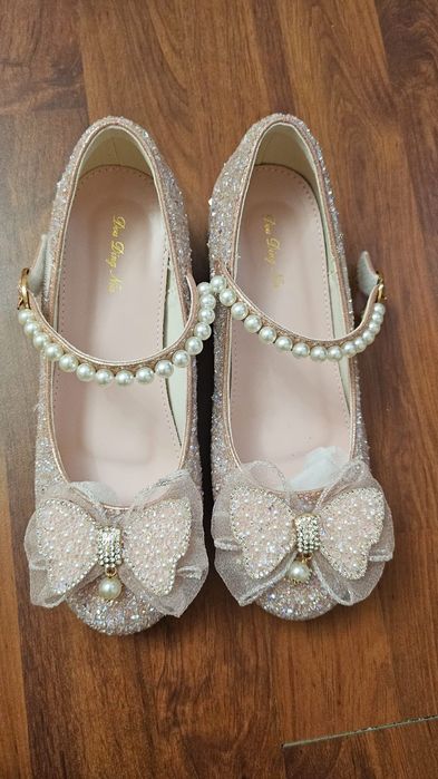 Туфельки для девочки украшеные камнями