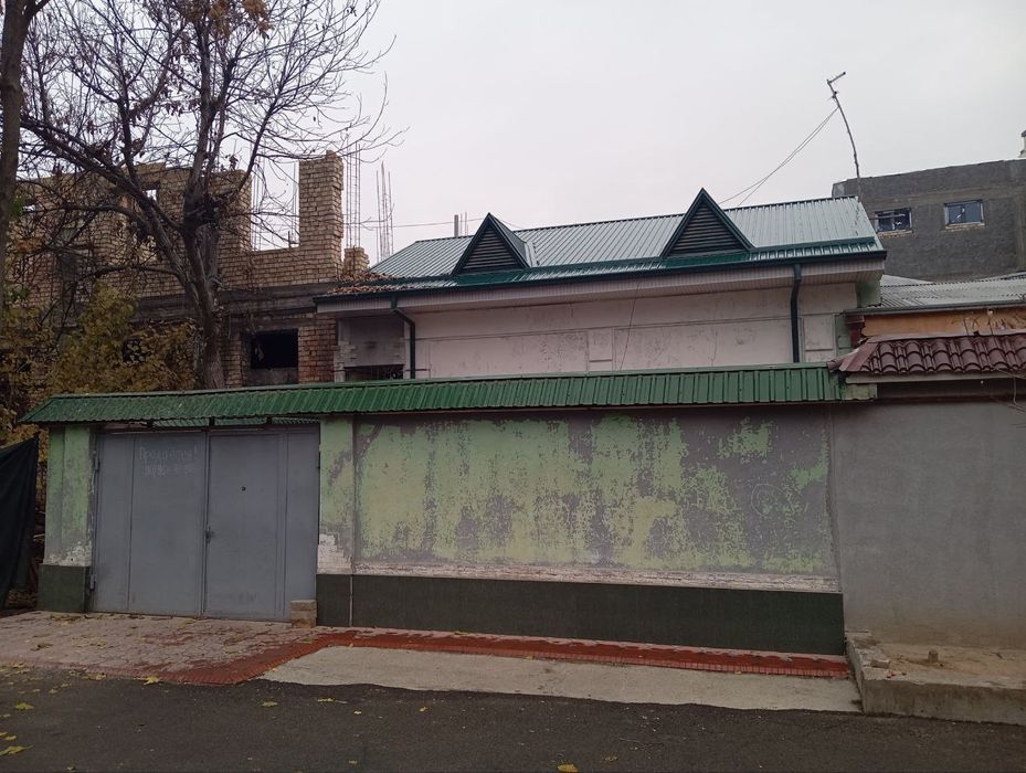 Продаётся участок в центре города рядом с Мирабад Авенью. 2,5 соток .