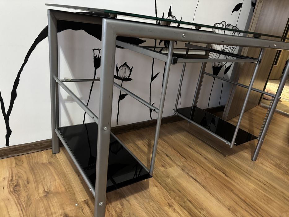 Birou din metal și sticlă