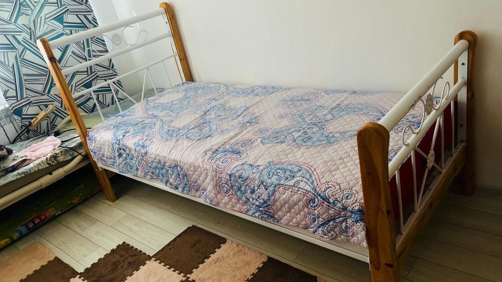 Кровать с матрасом