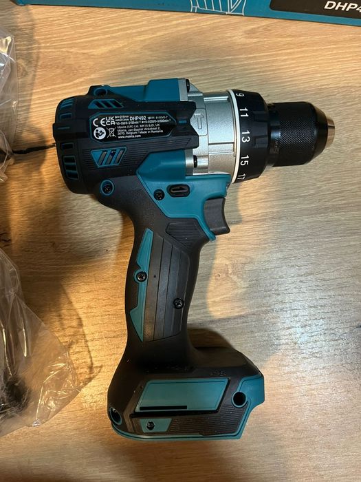 Bormasina Makita Autofiletanta DHP492 și pistol silicon Makita DCG180