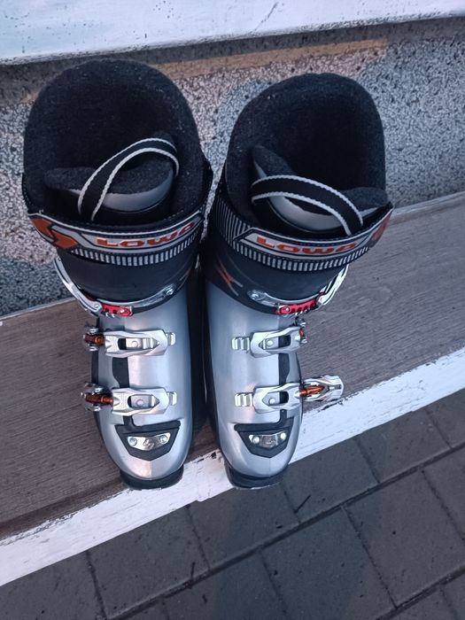 Ски обувки за средно напреднали и начинаещи