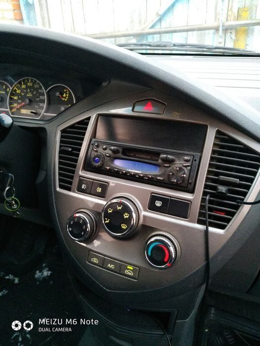 Автомобиль Kia Carens