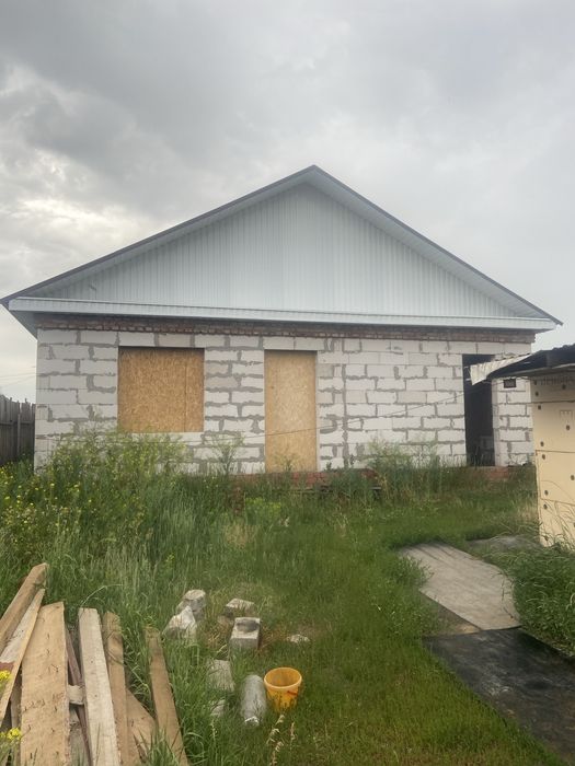 Продам участок с недостроенным  домам