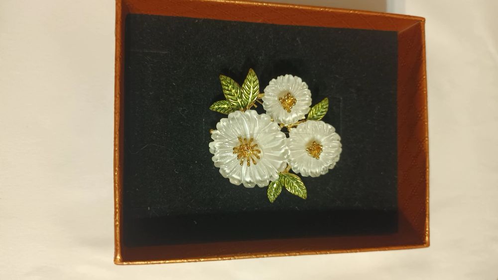 Красиви брошки за всеки тип дреха