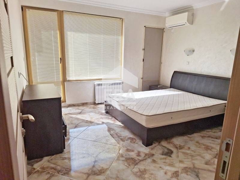 Обзаведен двуспален апартамент в стария град, на 200 м от морето