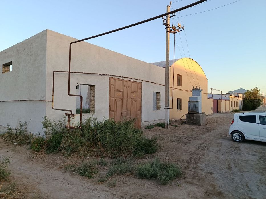 Ург.ш саноатчилар кучасида нотурар бино сотилади!