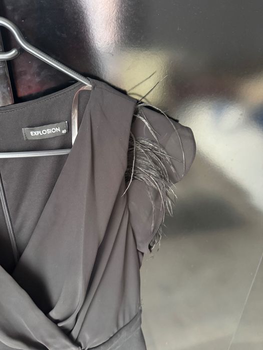 Чисто нова дамска рокля с пера