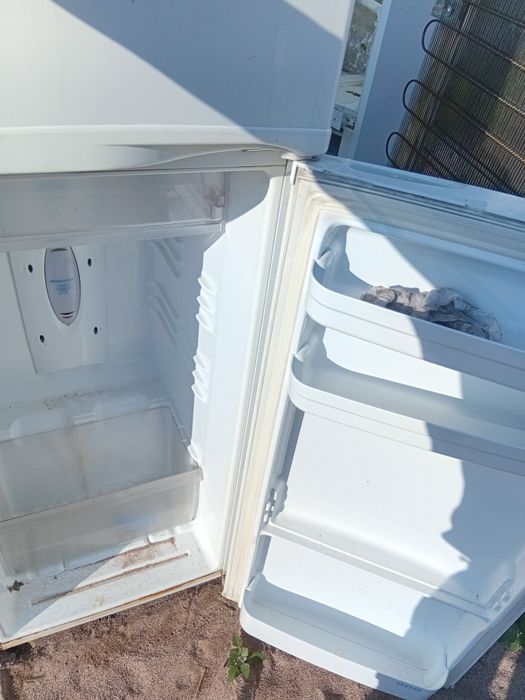 Тоңазытқыш жұмыс істеп тұр Холодильник рабочи