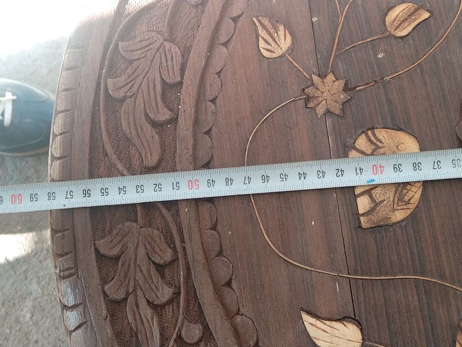 Продавам старинна дървена масичка ръчна дърворезба