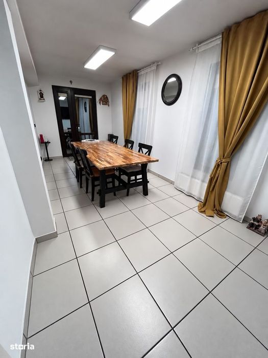 Două case, o singură proprietate, vedere la lac