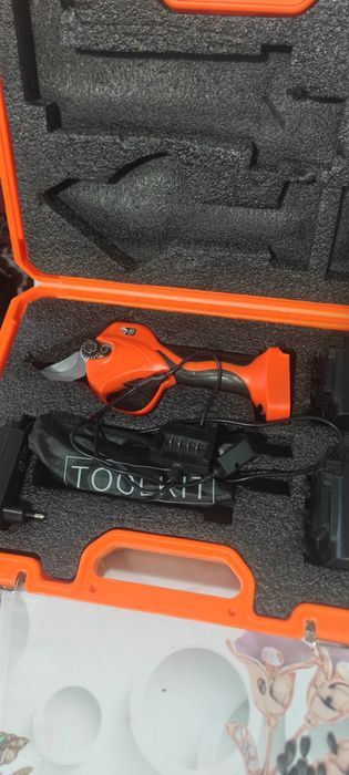 Аккумуляторный секатор