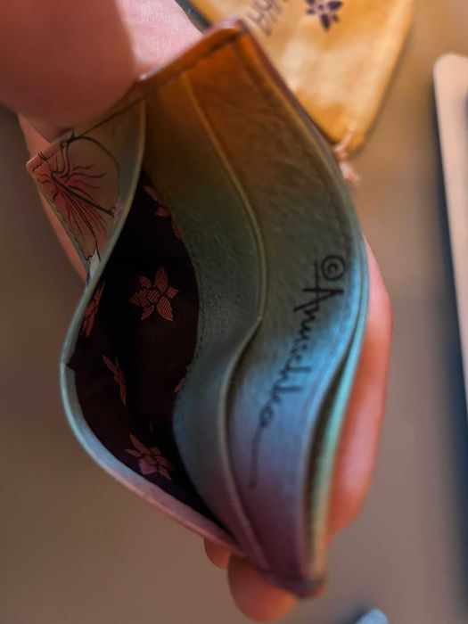 Portofel feminin Anuschka – mic, pictat manual, elegant și practic