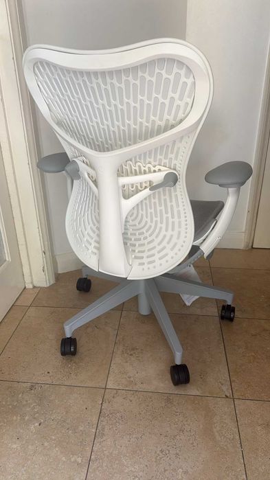 Herman Miller Mirra 2 Chair - Full Specification Model - White Scaun Culoare Albă