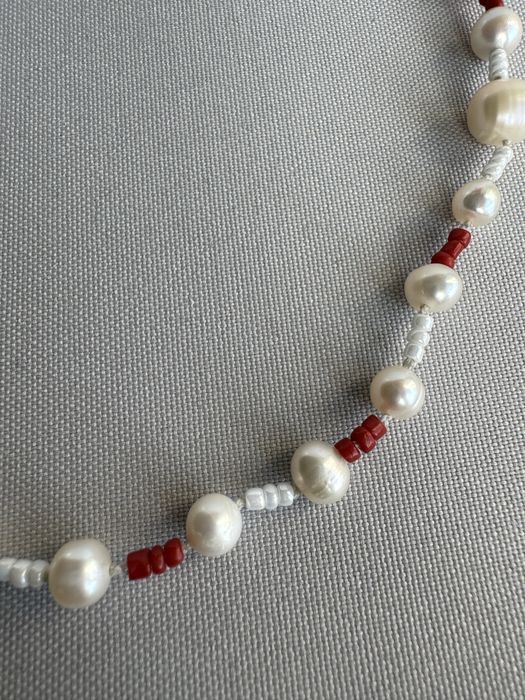 Colier lucrat manual din argint, perle, coral si margele de nisip