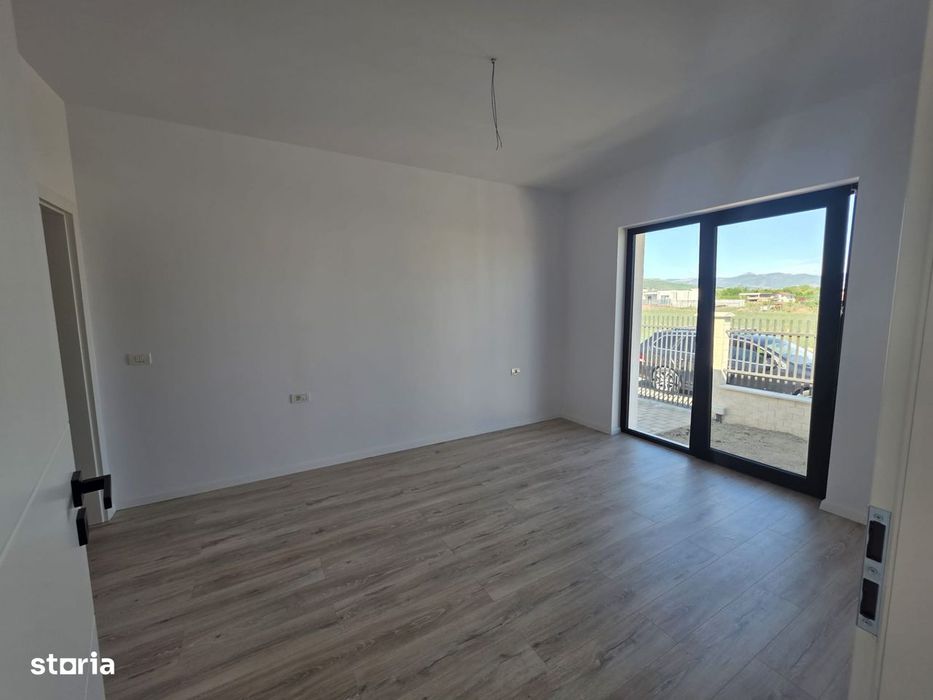 Casa individuala de tip P in suprafata de 90 mp. si teren 370 mp., Alb