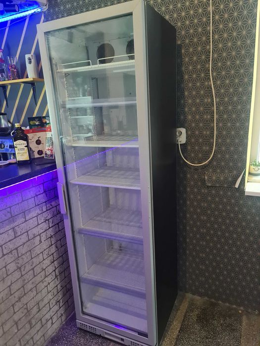 Вертикална хладилна витрина