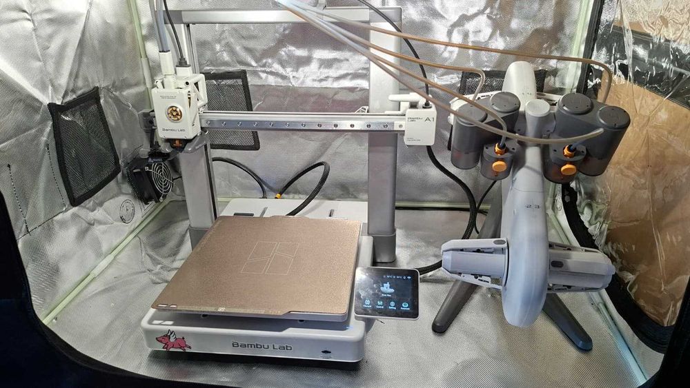 Kit Complet 3D Printing: Bambu Lab A1 Combo + Incintă + Accesorii