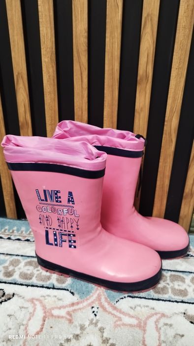 Продам резиновые сапоги новые