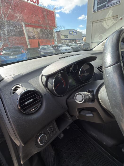 Опел Мерива Дизел 2011 година