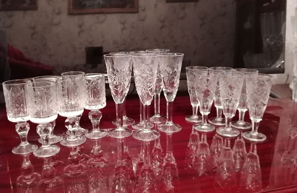Хрустальные фужеры и рюмки по 12и 6 штук