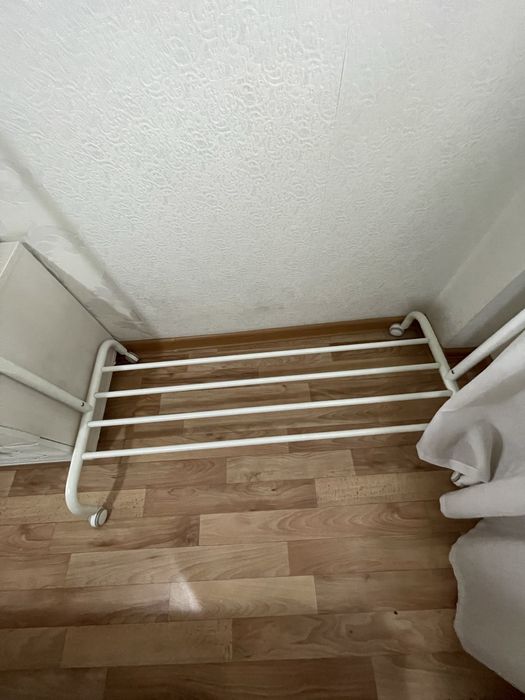 Вешалка для одежды на колесах