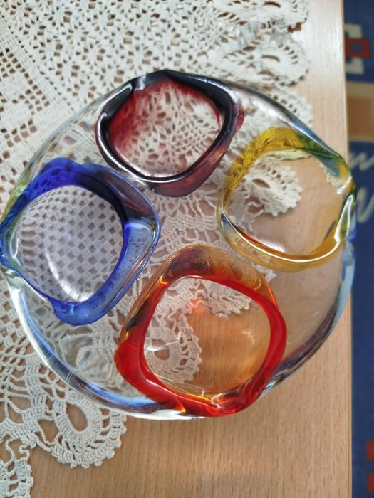 Фигурки от шарено стъкло