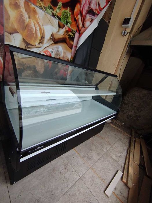 Vitrina holodelnik sotiladi