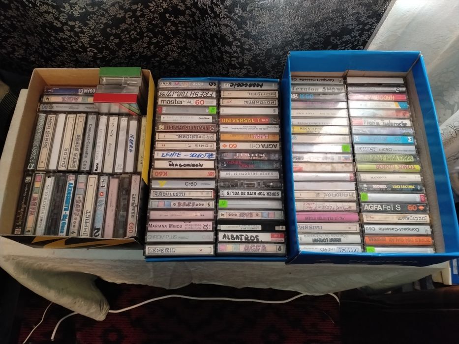 Casete audio cu și fără carcasă