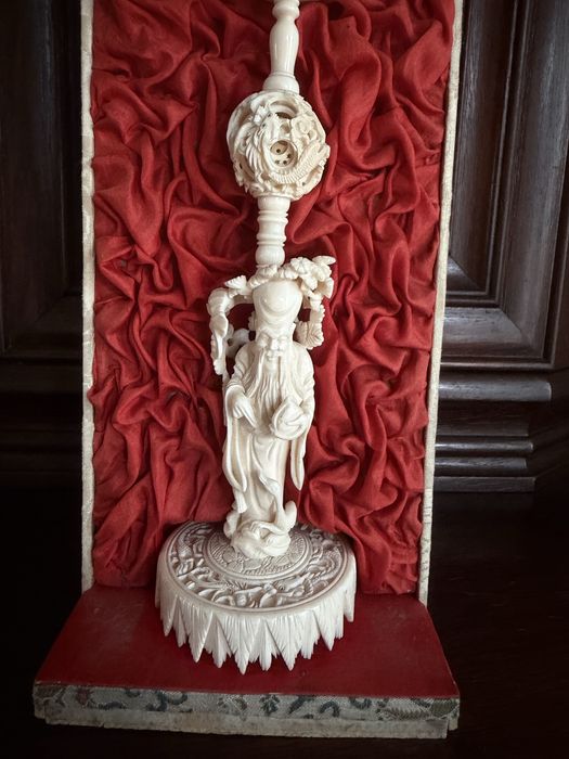 Statuetă sculptată in os.