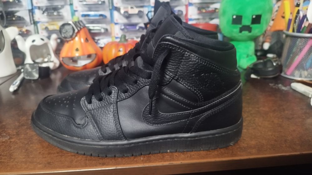 Jordan 1 mid triple black