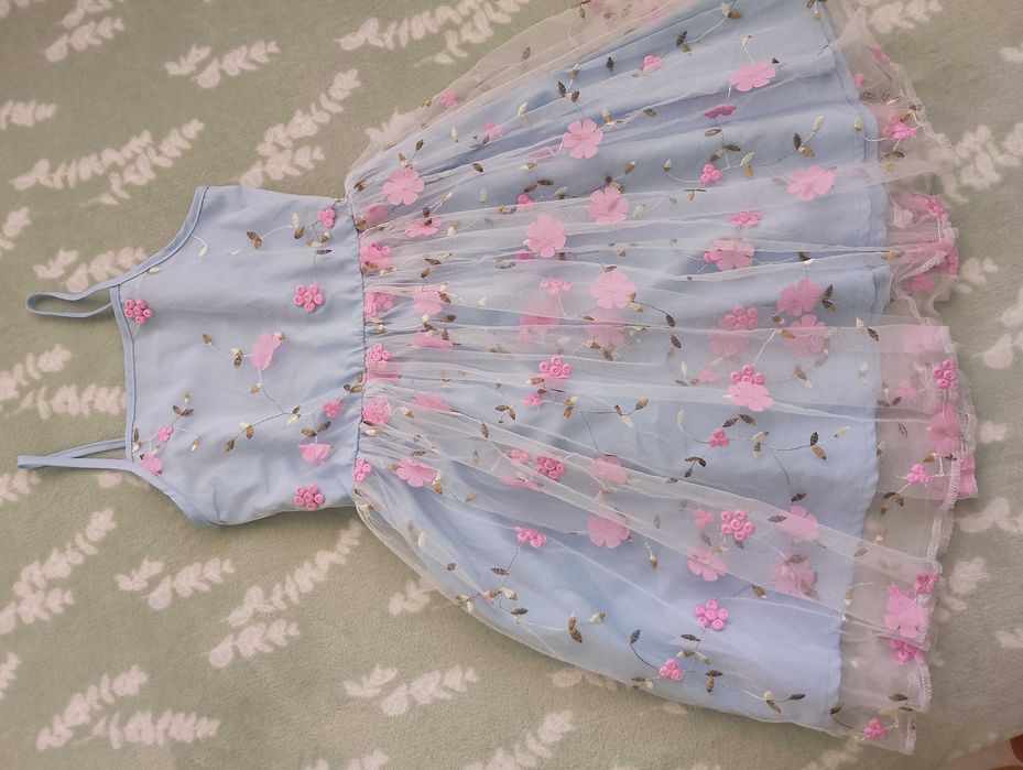 Синя рокля с бродирани цветя