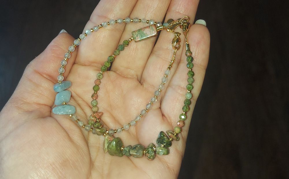 Гривни от естествени камъни