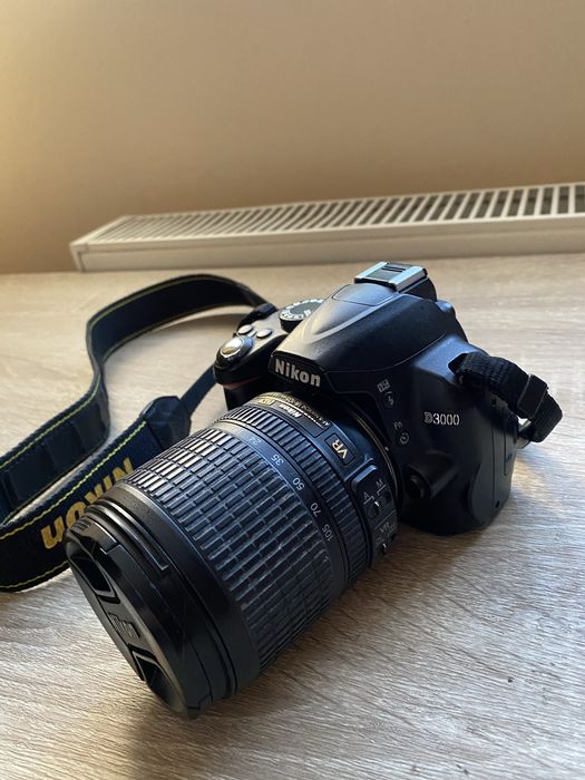 Nikon D3000 + obiectiv Nikon 18-105mm VR