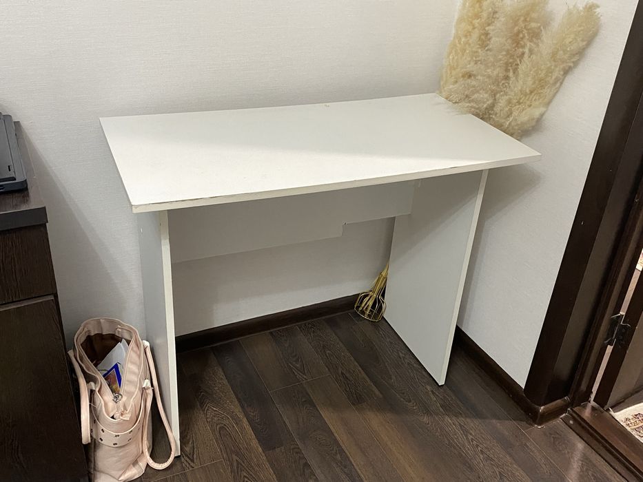 Компьютерный стол с полкой