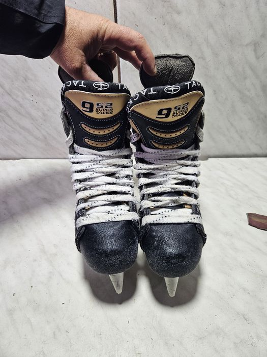 Patine 2062 hochei hockey CCM  marime 37,5  ( 24  cm)
