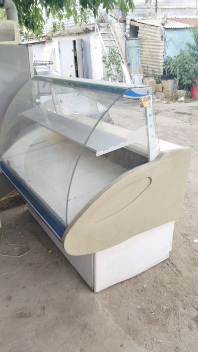 Продам витринный холодильник