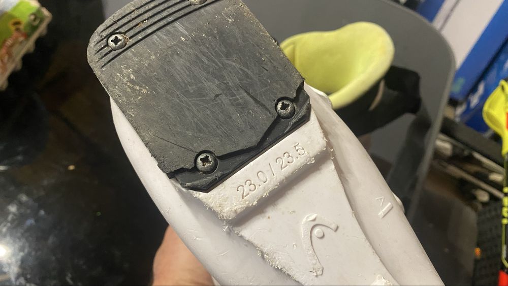 Vand skiuri Salomon 120 cm, clapari Head  23-23.5, bete 100, casca.