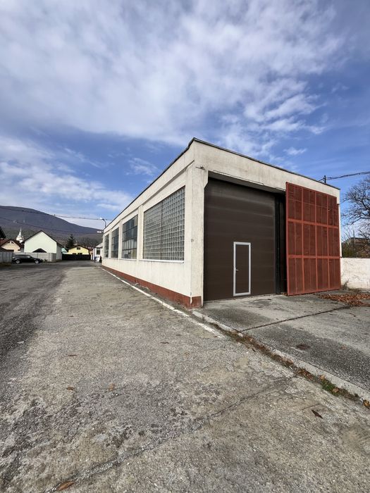 Hala 230mp + birou , 3 usi 4.5m , acces TIR , curent trifazic