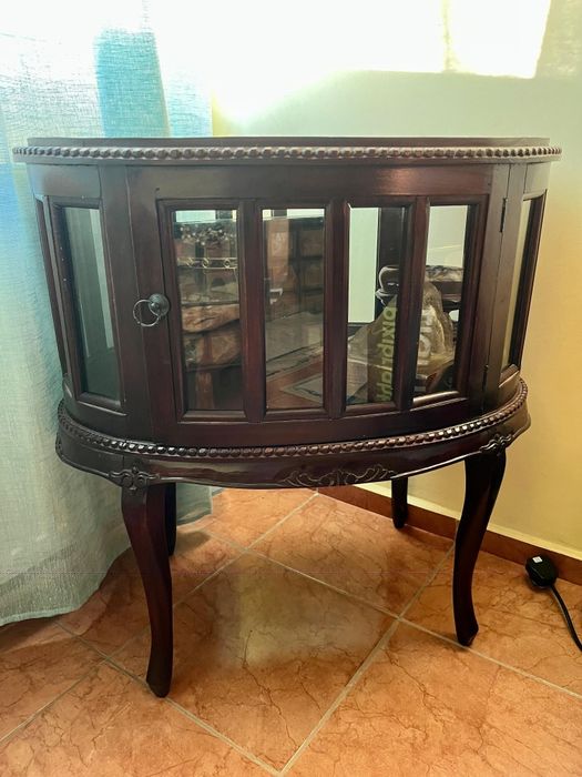 Vitrină vintage pentru băuturi