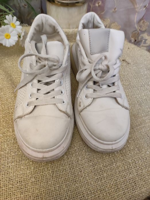 Босоножки , крассовки 40-41 раз.