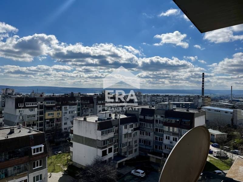 Двустаен панелен апартамент за продажба, с отделна голяма кухня, в жк
