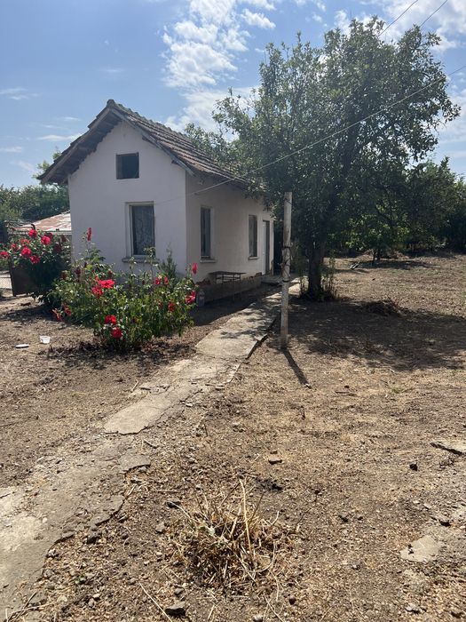 Две къщи с гараж и два декара двор