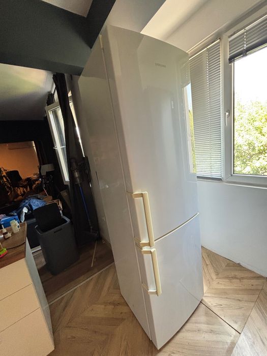 Продавам Хладилник Samsung 200cm