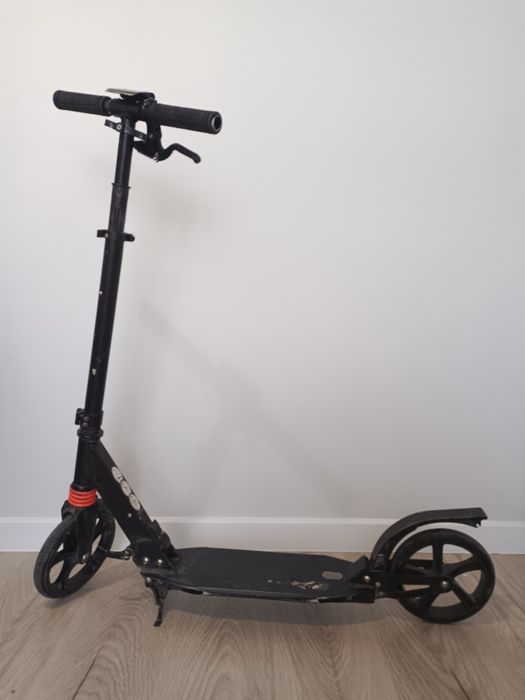 Самокат черного цвета