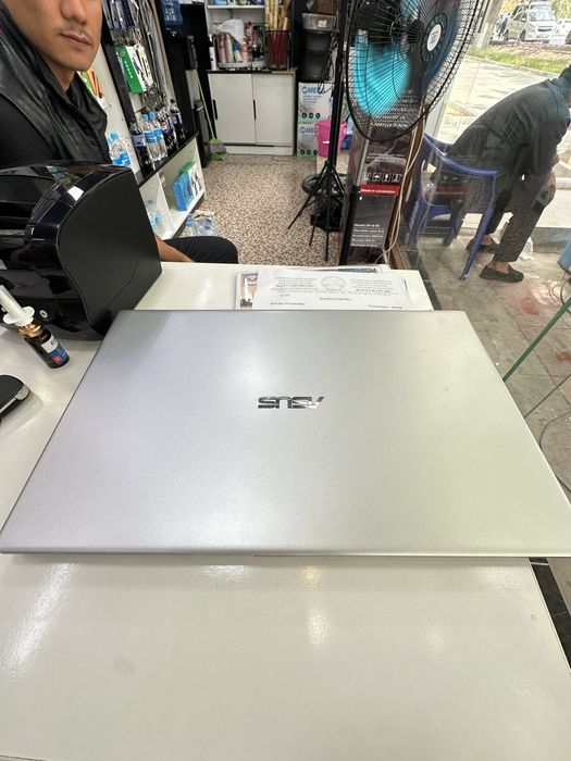 Срочно Ноутбук янги. Asus VIVOBOOK 17.Германиядан кеган.Гарантия.