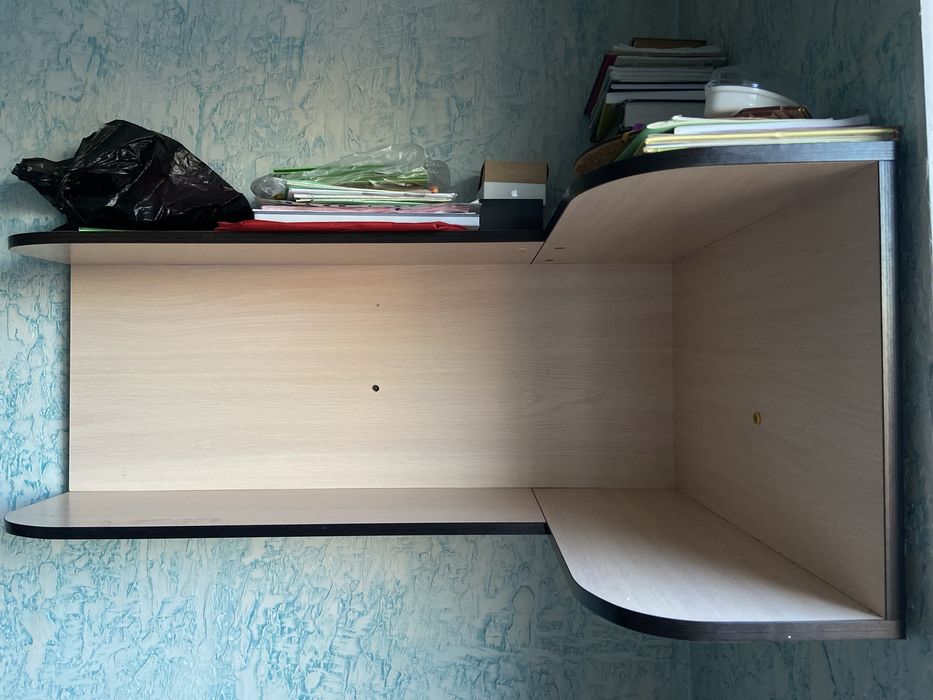 Стол и полка для книг